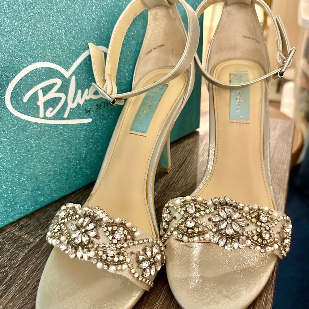 Blue by Betsey Johnson SB-Juno heel in silver (size 8)